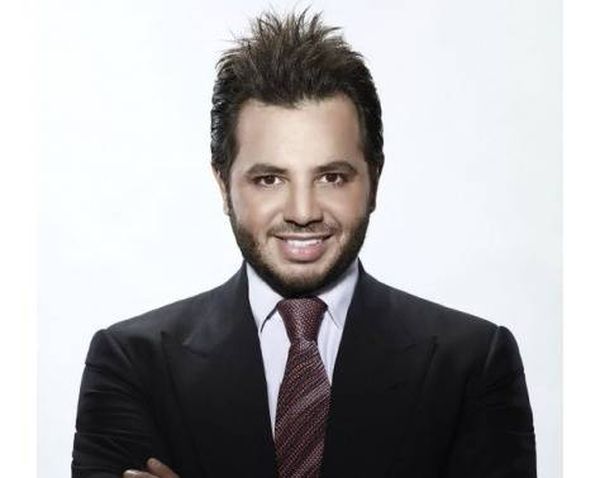 بالصورة - والدة نيشان في ظهورٍ نادرٍ لها.. ما قصة شد الذراع والسلالم؟