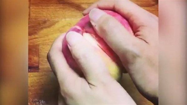فيديو أشعل الانترنت... ماذا فعلت هذه السيدة بحبة الدراق؟