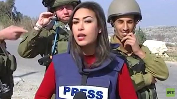 بالقيديو: جنود إسرائيليون يسخرون من مراسلة فلسطينية في أثناء ريبورتاج لها عن "سياسة إسرائيل العنصرية" !