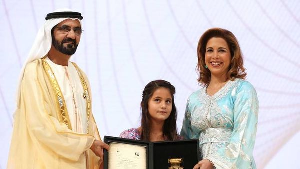 بالصور...الشيخ محمد بن راشد آل مكتوم يكرم زوجته الأميرة هيا بجائزة الإبداع الرياضي