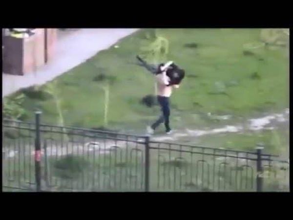 شاب مخمور يختطف فتاة ويحملها هاربًا.. لكن نهايته كانت كارثية!!