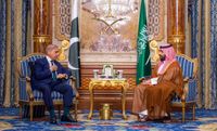 بن سلمان يؤكد دعم الجهود الدبلوماسية خلال لقائه شهباز
