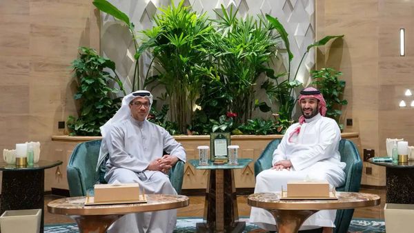 منصور بن زايد يلتقي محمد بن سلمان... بحث العلاقات الإماراتية السعودية والتطورات الإقليمية