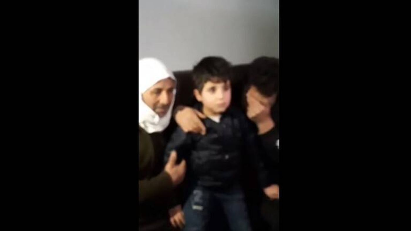 فيديو مؤثر- لحظة لقاء الطفل المحرّر فواز قطيفان بأهله