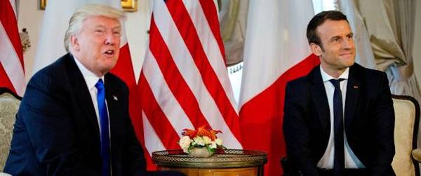 بالصور.. ماكرون يحرج ترامب بـ«مصافحة عنيفة»!