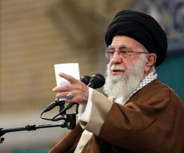 خامنئي لـ «إسرائيل» بالعبرية: ستندمين... مجلس الامن يفشل وتل ابيب تستنفر