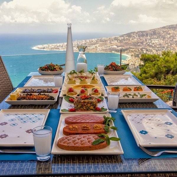 القطاع السياحي في مواجهة تعميم التسعير بالليرة… ونقابة المطاعم ترفع الصوت