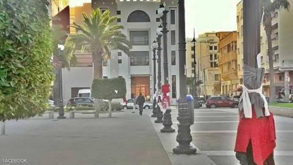 المغرب.. ملابس "معلّقة" في الشارع لحماية المتشردين من البرد