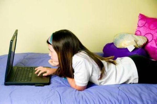 تظاهر بأنه صديقها ليحصل على صورها العارية