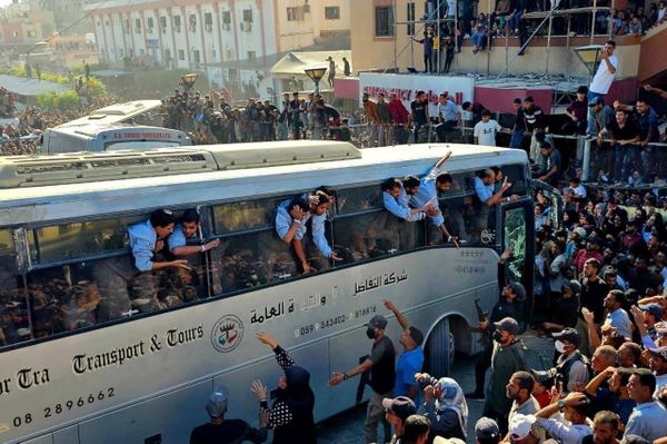 غزة: حشود شعبية تستقبل الأسرى المحررين بموجب اتفاق التبادل