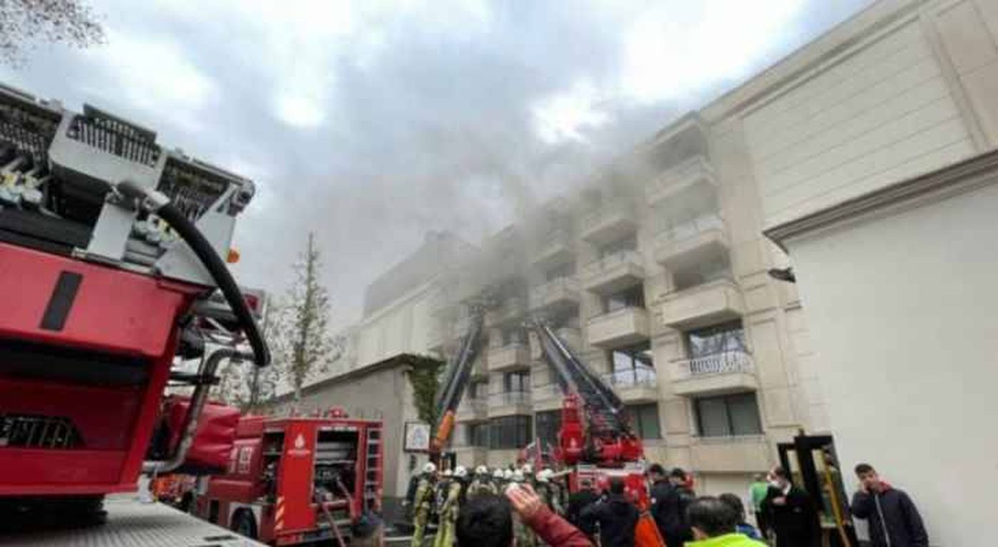 إنقاذ 40 شخصا إثر حريق في فندق وسط إسطنبول