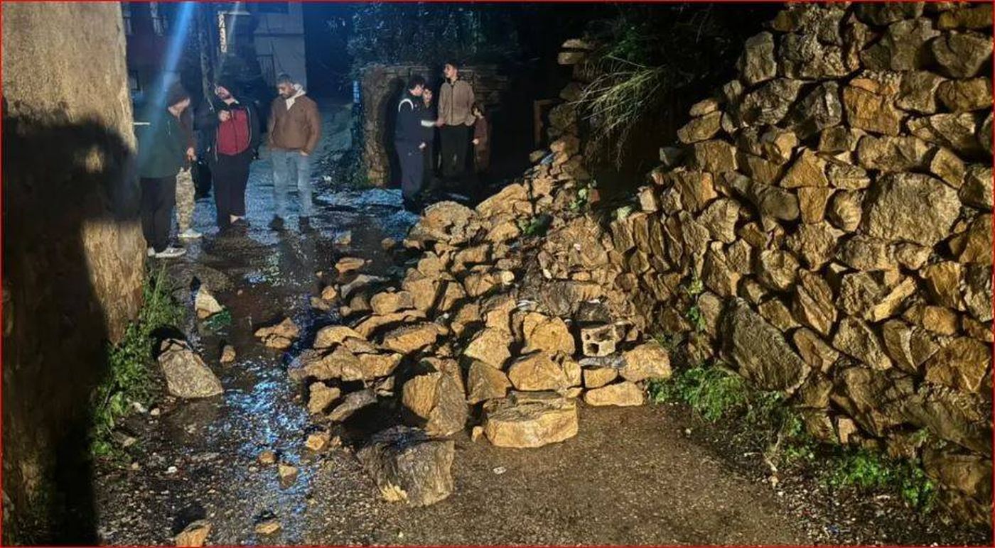 الدفاع المدني يرفع ركام جدار قطع طريقاً بين بيت الفقس وقرصيتا