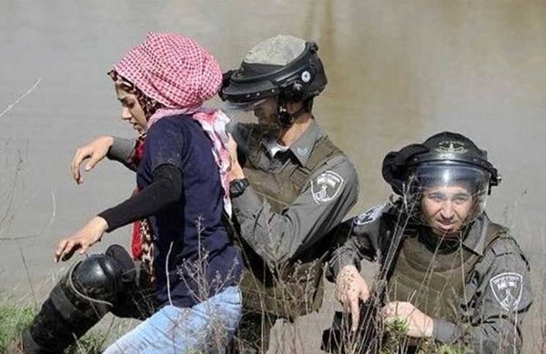 الاحتلال يمنع أسيرة من ارتداء حجابها بالسجن واخرى تسجد واقفة!