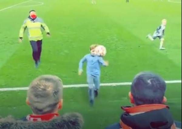 دوري أبطال أوروبا في كرة القدم
طفل سرق الكرة فعوقب ليفربول