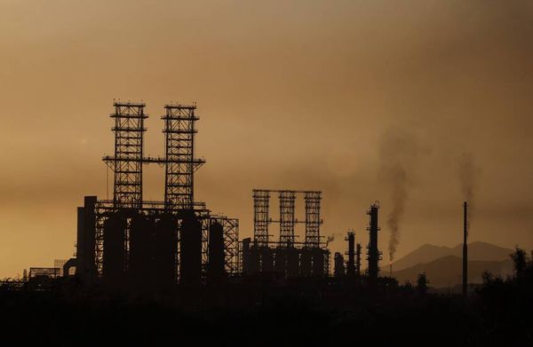 ترامب يراهن على نفط فنزويلا: فرصة سياسية أم فخ اقتصادي؟