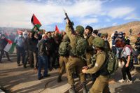 الاحتلال يصعّد ويعتقل قيادات فلسطينية