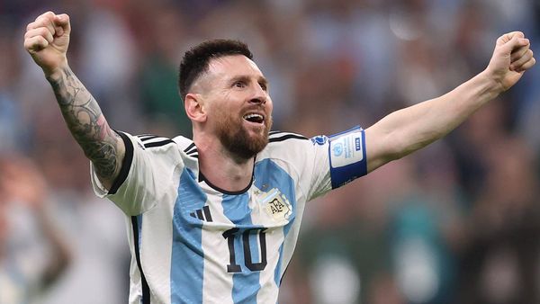بالصور.. ميسي يحتضن كأس العالم على سريره بعد العودة للوطن