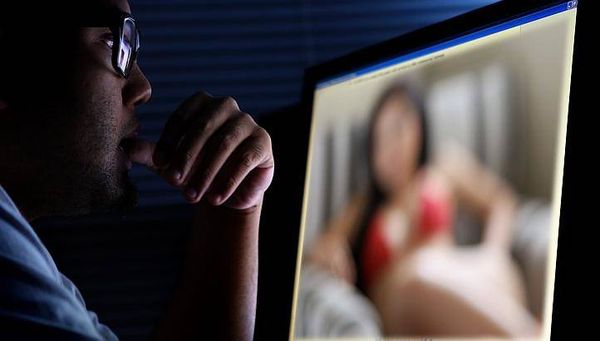 فضيحة لبنانية "عالثقيل"..نشر صورهن على الانترنت.. فهذا ما حصل له!!!