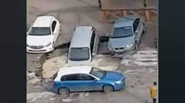 حفرة من الماء المغلي تبتلع 3 سيارات!