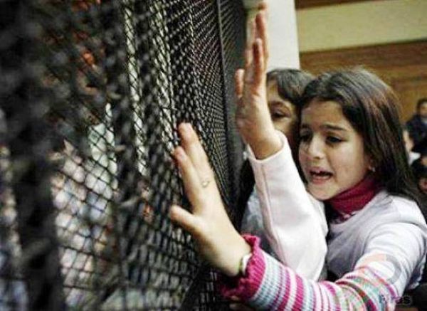 الأمهات معتقلات .. والأطفال خلف القضبان