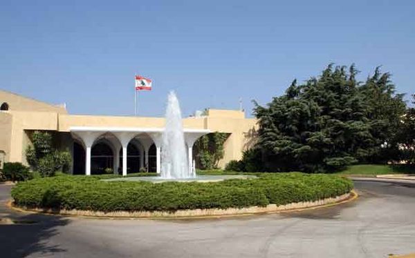 معركة الرئاسة زادت تعقيدا بعد شروط عون وعدم انسحاب فرنجية
عون يقاطع الجلسات حتى ينسحب الجميع وفرنجية اتخذ قراره بعدم الانسحاب
الكتل كلها مصدومة بعد ترشيح جعجع لعون والتريث سيد الموقف