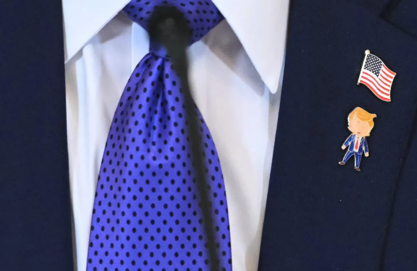 ما قصة دبوس «ترامب سعيد»؟