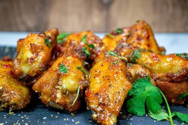 طريقة عمل أجنحة الدجاج بالثوم والعسل