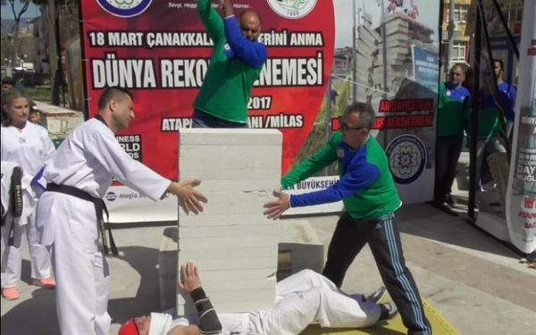 تُركي يدخُل 'غينيس' بعد تحطيم 16 حجر بناء على صدره!