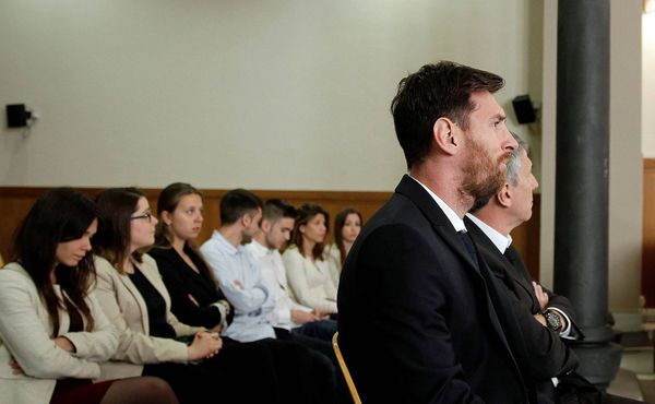 فيديو .. ميسي يدلي بشهادته أمام المحكمة
