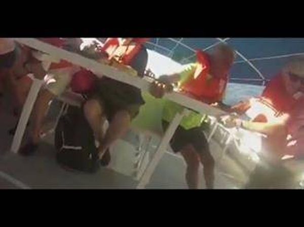 بالفيديو... لحظات مرعبة لغرق سفينة سياحية ومصرع ثلاثة أشخاص!