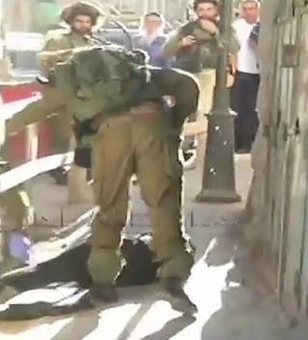 بالفيديو.. فلسطينية جريحة ملقاة على حاجز إسرائيلي
