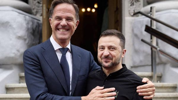 روته يلتقي زيلنسكي فجأة بعد الهجوم الروسي ليلًا