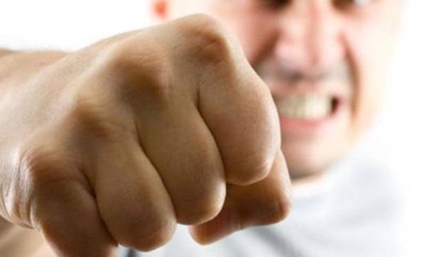 بريطانية تدّعي على زوجها.. هاجم أمها بــ "مفتاح جنط"!