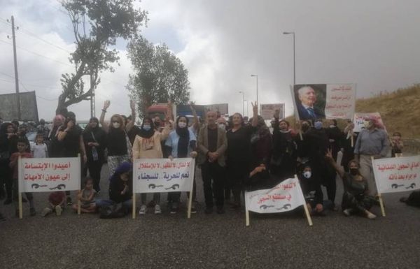 أهالي السجناء أقفلوا طريق ضهر البيدر بالإتجاهين لإقرار قانون العفو