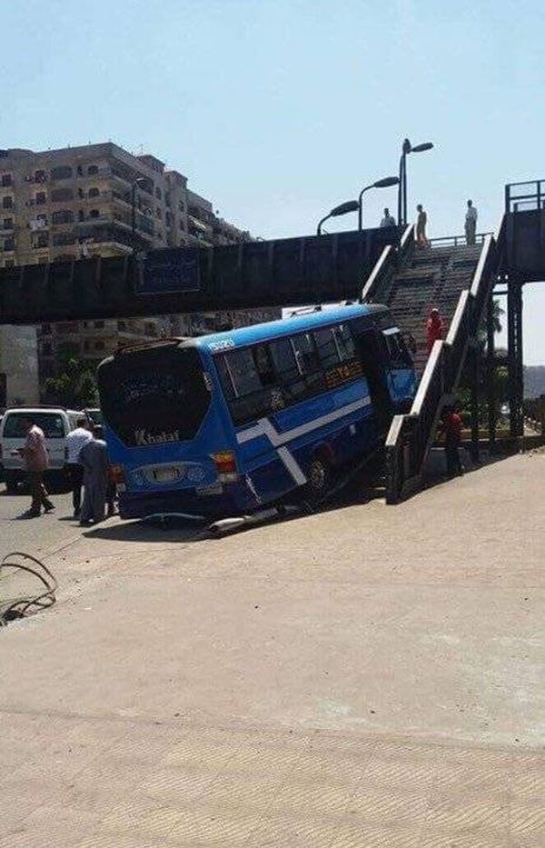 بالصورة - كيف صعد الباص على جسر المشاة؟