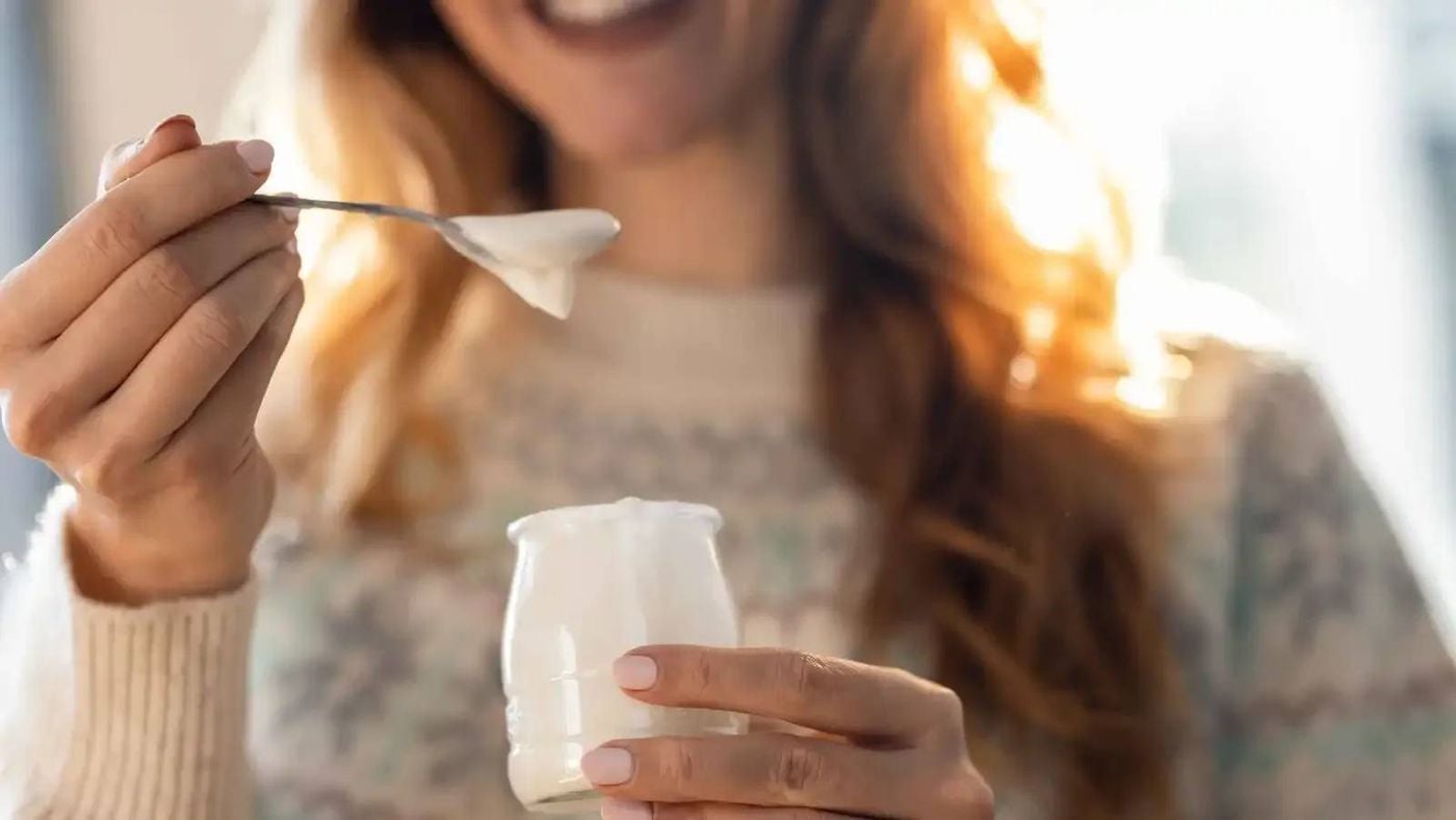 الزبادي اليوناني ودهون البطن... كيف قد يساعد في التحكم بالوزن؟