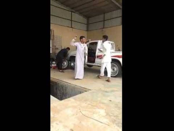 بالفيديو: سعودي أراد ممازحة صديقه فكانت الكارثة