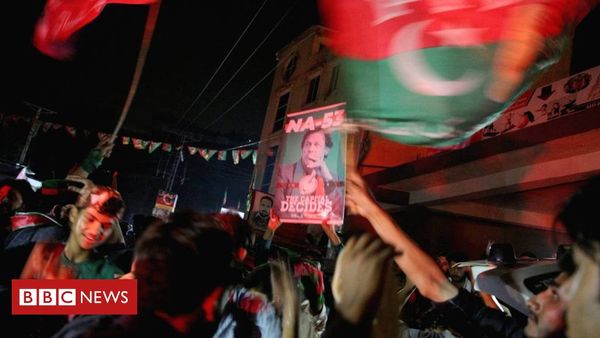 Ex-cricketer Khan leads Pakistan elections in early counting