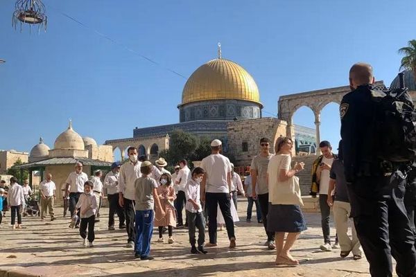 عشرات المستوطنين اقتحموا باحات الأقصى صباحاً والاحتلال يعتقل 10 مواطنين فلسطينيين