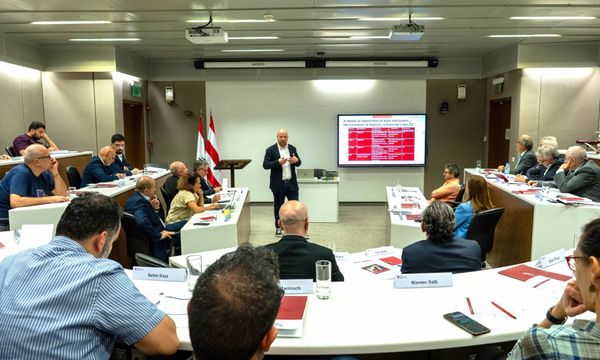 طاولة مستديرة حول 