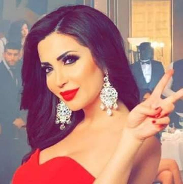 بالفيديو - نسرين طافش تشعل المواقع بفستانها