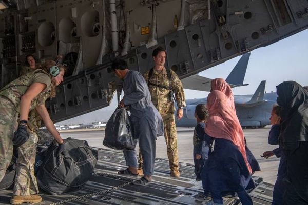 استئناف عمليات الإجلاء من كابل ... لافروف: على الغرب استخلاص الدروس
بايدن يُطلق يد العسكريين الاميركيين في ولاية «خرسان» الافغانية