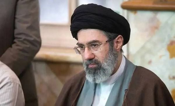 السيد خامنئي: أنا كخادم للشعب لن أسمح لأي خلافات بين أبناء الأمة