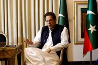 نقل عمران خان إلى مستشفى حكومي يشعل مواجهة جديدة مع حكومة باكستان