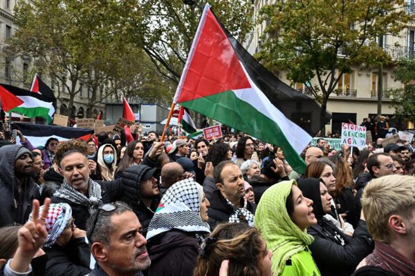 "قاطعوا "إسرائيل" ".. تظاهرة حاشدة في باريس دعمًا لفلسطين