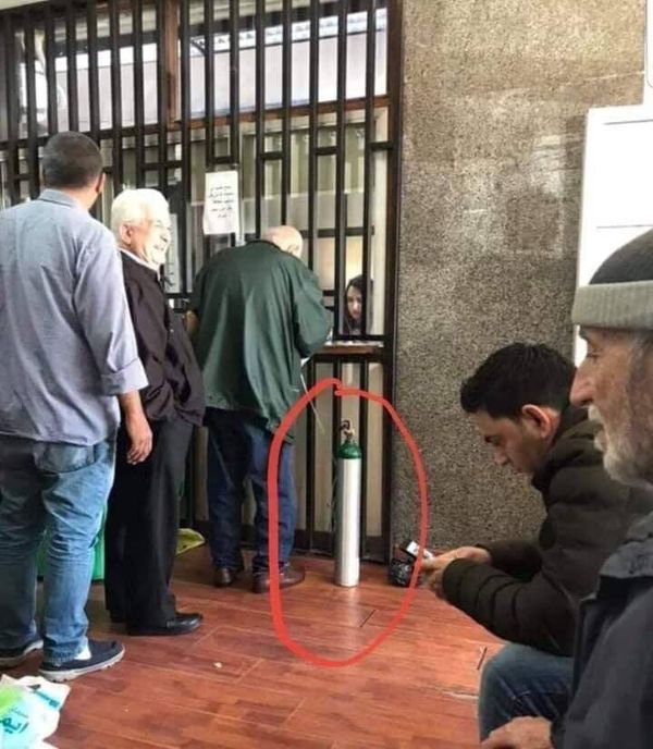 بالصورة عجوز بحالة حرجة في الضمان الاجتماعي اللبناني!