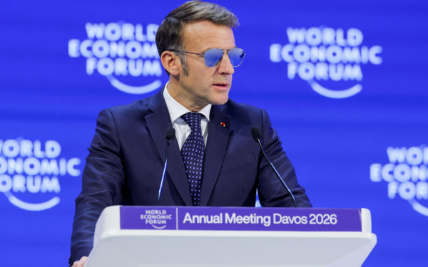 نظارة ماكرون تتصدر الترند بعد سخرية ترامب