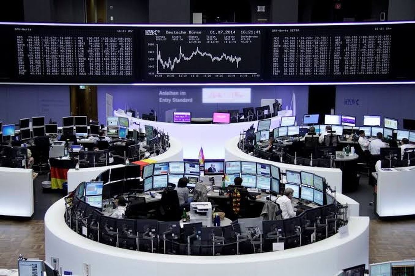 الأسهم الأوروبية ترتفع مع تراجع النفط وهدوء أسواق السندات