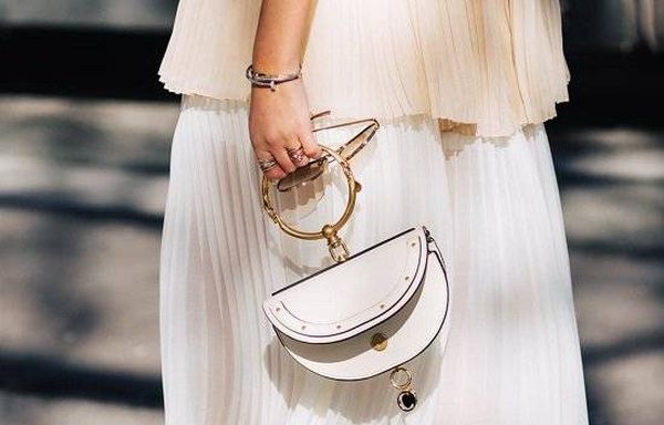 بالصور..الحقائب الصغيرة رمز الأناقة بالـstreet style فى باريس