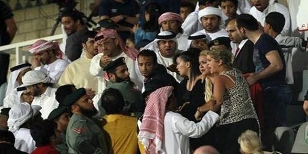 زوجات اللاعبين الأجانب يثرن غضب الجمهور الإماراتي
